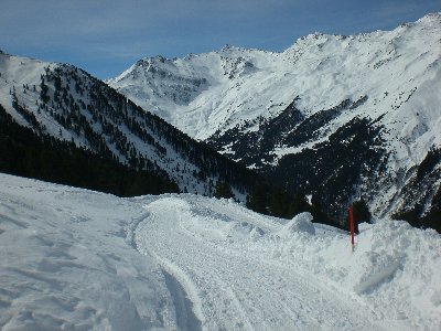 Rodelbahn Juifenalm 2009-03-14 Oberer Abschnitt 3.jpg (2.2 MiB) 9737 mal betrachtet Die Bahn im oberen Abschnitt