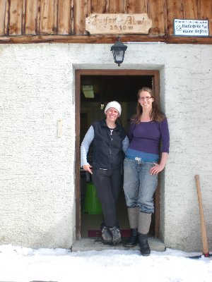 Gasthaus Juifenalm 2009-03-28 Judith Silvia.jpg (2.2 MiB) 18277 mal betrachtet Die Pächterinnen Silvia Steurer & Judith Walder
