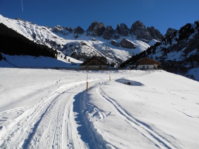 DSCN6350.JPG (629.56 KiB) 14994 mal betrachtet Schön wie immer: die Kemater Alm - dahinter die Kalkkögel