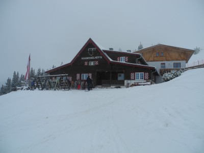 Rosskogelhuette.JPG (1.08 MiB) 45471 mal betrachtet Das Ziel am oberen Ende der Bahn